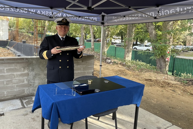 Dziekan WMiE Macej Kozak trzyma tubę z kamieniem węgielnym nowego budynku Wydziału