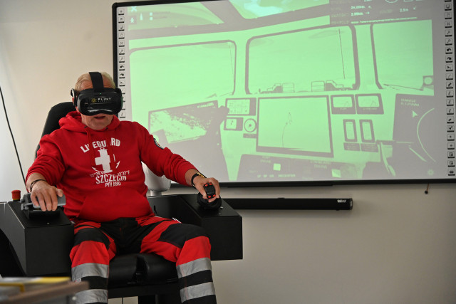 Uczestnik konferencji EMS-SAR 2023 w goglach VR