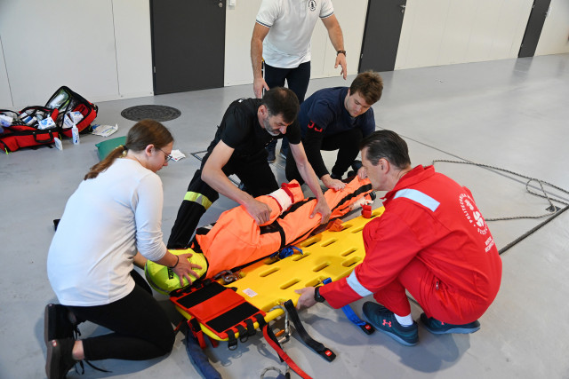 Uczestnicy I Międzynarodowej konferencji EMS-SAR 2023 podczas ćwiczeń ratowniczych