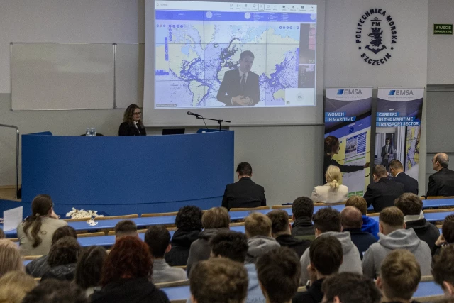 Uczestnicy EMSA Open Day oglądają na ekranie transmisję live z centrali EMSA w Lizbonie
