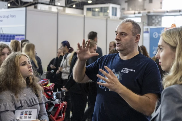 Pracownicy PM na stoisku uczelni na targach EduPower 2025