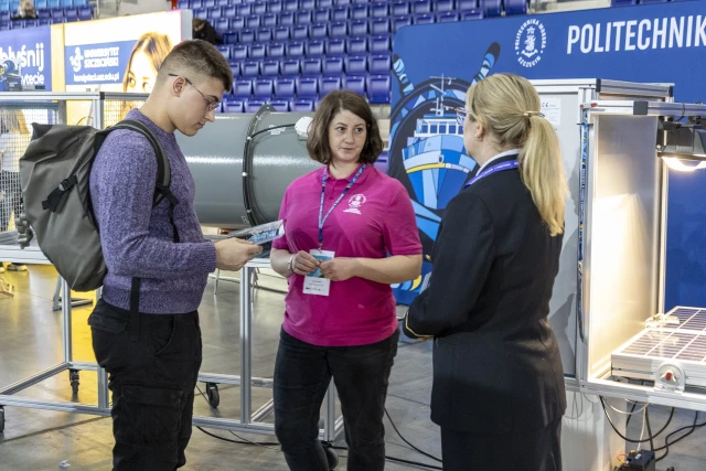 Pełnomocnik ds promocji WMiE Olga wujek rozmawia z maturzystami na stanowisku PM na targach EduPower 2025