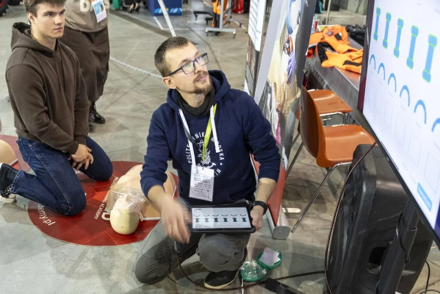 Instruktor MUSTC Piotr Koziarek na stoisku resuscytacji na targach EduPower 2025