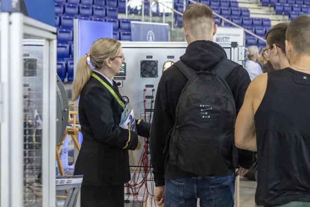 Koordynator kierunku automatyka i robotyka Paulina Mitan-Zalewska rozmawia z maturzystami na stanowisku PM na targach EduPower 2025