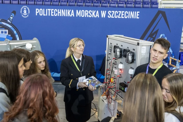 Koordynator kierunku automatyka i robotyka Paulina Mitan-Zalewska rozmawia z maturzystami na stanowisku PM na targach EduPower 2025