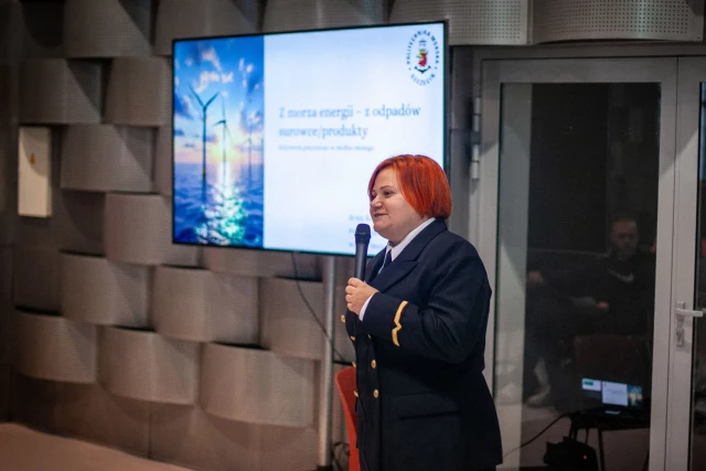 Katarzyna Bryll z Wydziału Mechanicznego PM przemawia do maturzystów