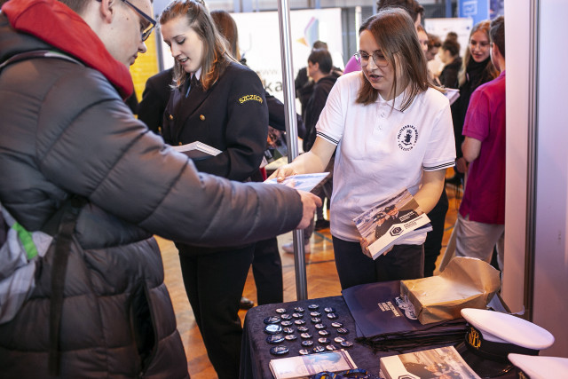 Studentki PM rozdają informator Politechniki Morskiej na targach edukacyjnych w Szczecinie