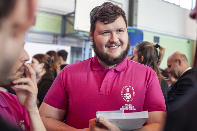 Student mechatroniki PM rozmawia z uczniami szkół średnich na targach edukacyjnych Edu Day 2023 w Szczecinie