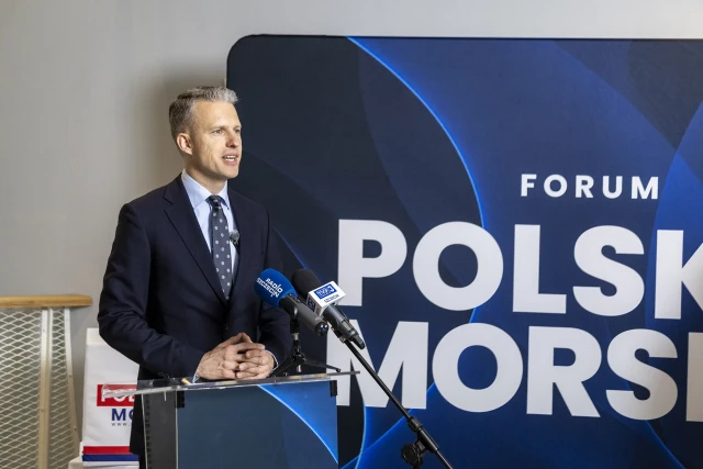 Wiceminister Infrastruktury Arkadiusz Marchewka podczas briefingu prasowego