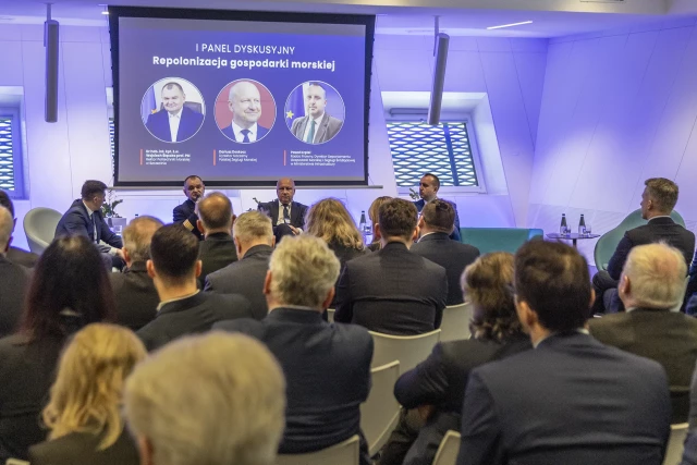 Uczestnicy panelu dyskusyjnego "Repolonizacja gospodarki morskiej"