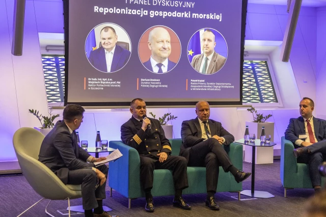 Uczestnicy panelu dyskusyjnego "Repolonizacja gospodarki morskiej"