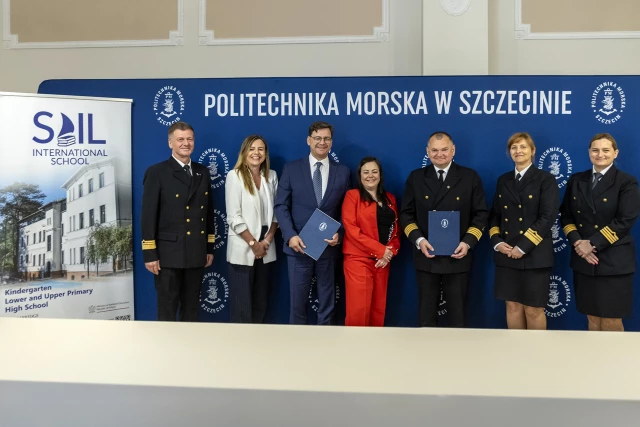 Uczestnicy podpisania porozumienia między PM a Fundacją SAIL - zdjęcie grupowe