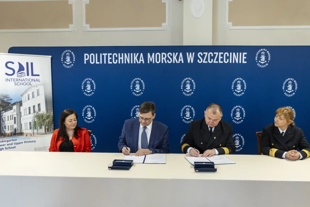 Podpisywanie umowy między PM a Fundacją SAIL