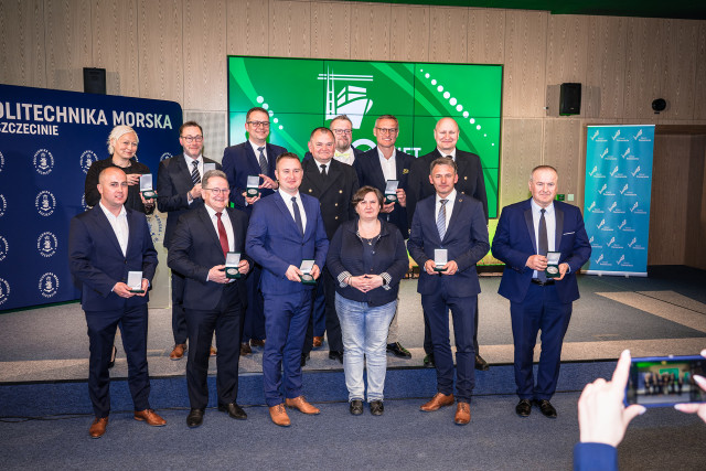 Persons with FETE 20th anniversary medals - group photo during the gala ceremony