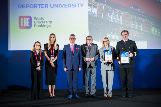 Od lewej: przedstawicielki Times Higher Education Lachyn Italmazova i Magdalena Marzec, Prezes Zarządu PCG Polska Łukasz Sułkowski oraz Prezes Zarządu Fundacji Rektorów Polskich Jerzy Woźnicki, Prorektor ds. Rozwoju Akademii WSB Sabina Ratajczak i Prorektor ds. innowacji i rozwoju Janusz Uriasz