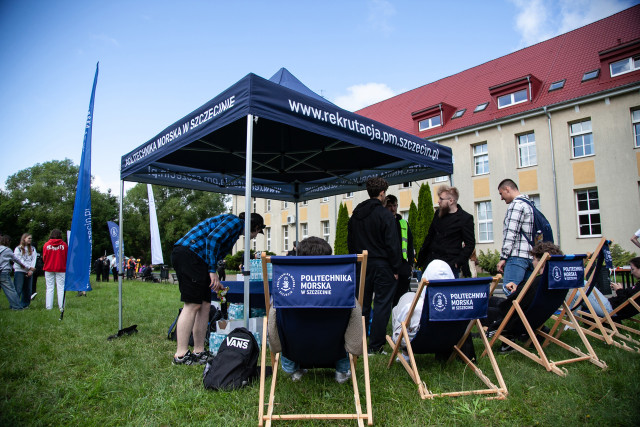 Studenci i uczniowie na Geopikniku