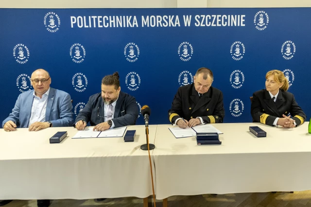 Przedstawiciele spółki Hynfra i Politechniki Morskiej podpisują porozumienie