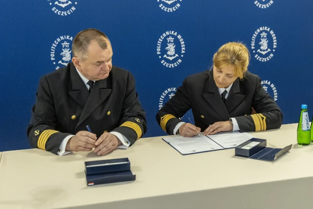 Przedstawiciele Politechniki Morskiej podpisują porozumienie