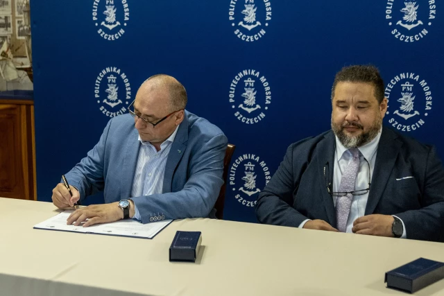 Przedstawiciele spółki Hynfra podpisują porozumienie