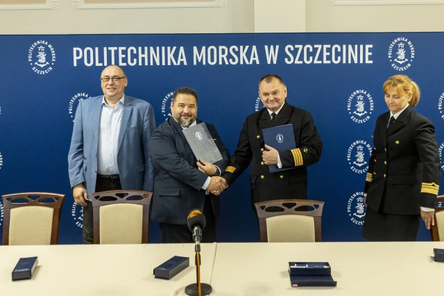 Przedstawiciele spółki Hynfra i Politechniki Morskiej po podpisaniu umowy