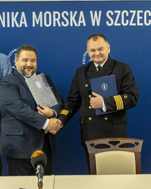 Prezes spółki Hynfra i Rektor PM po podpisaniu umowy