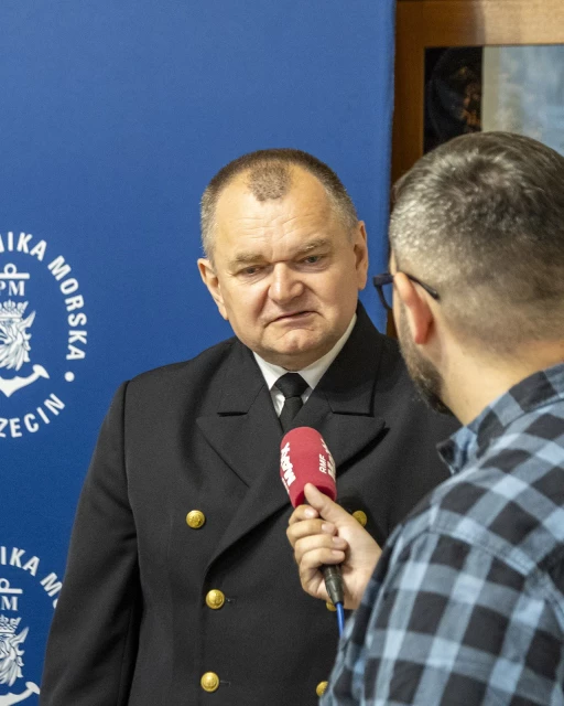 Rektor PM Wojciech Ślączka udziela wywiadu