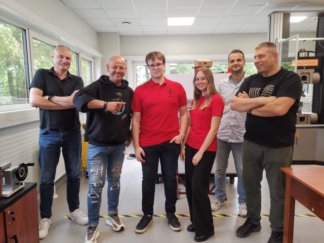 studenci wydziału mechanicznego z pracownikami tvn turbo 