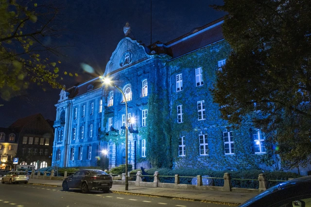 Budynek Politechniki Morskiej w Szczecinie podświetlony na niebiesko z okazji Światowego Dnia Morza 2025