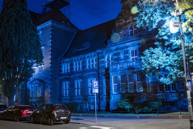 Budynek Politechniki Morskiej w Szczecinie podświetlony na niebiesko z okazji Światowego Dnia Morza 2025