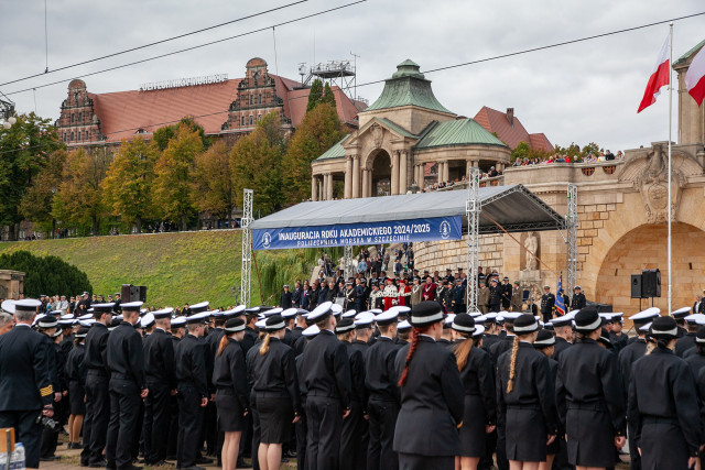 Studenci Politechniki Morskiej podczas inauguracji roku akademickiego u podnóża Wałów Chrobrego w Szczecinie