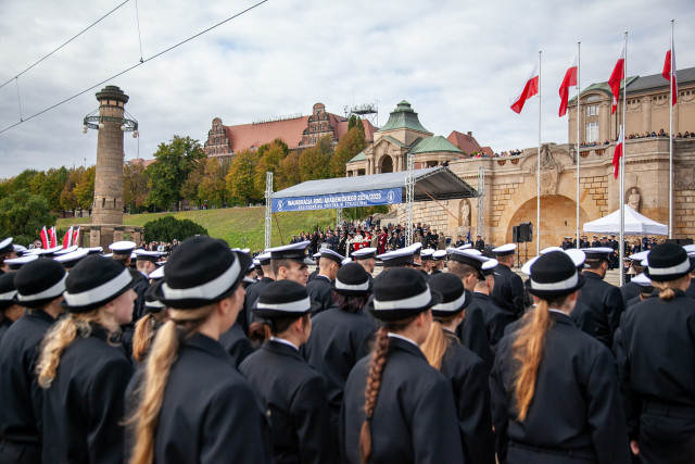 Studenci Politechniki Morskiej podczas inauguracji roku akademickiego u podnóża Wałów Chrobrego w Szczecinie