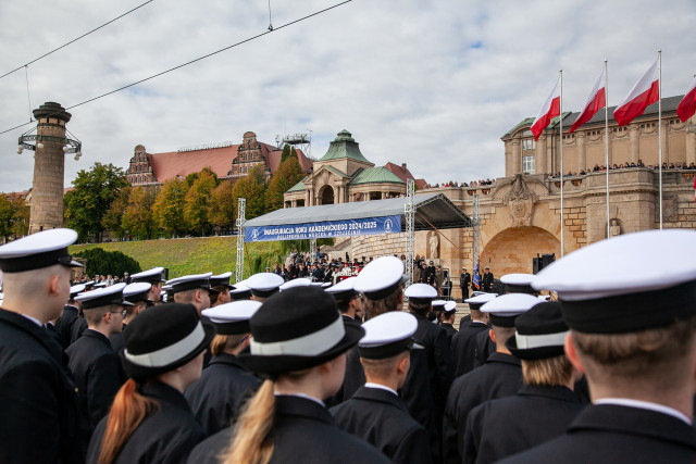 Studenci pierwszego Politechniki Morskiej podczas inauguracji roku akademickiego u podnóża Wałów Chrobrego w Szczecinie