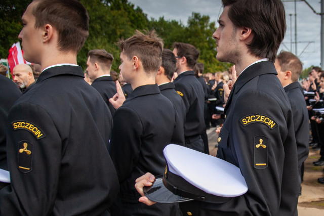 Studenci mundurowi pierwszego roku Politechniki Morskiej podczas ślubowania na inauguracji roku akademickiego 2024/25 na Politechnice Morskiej w Szczecinie