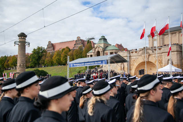 Studenci Politechniki Morskiej podczas inauguracji roku akademickiego u podnóża Wałów Chrobrego w Szczecinie