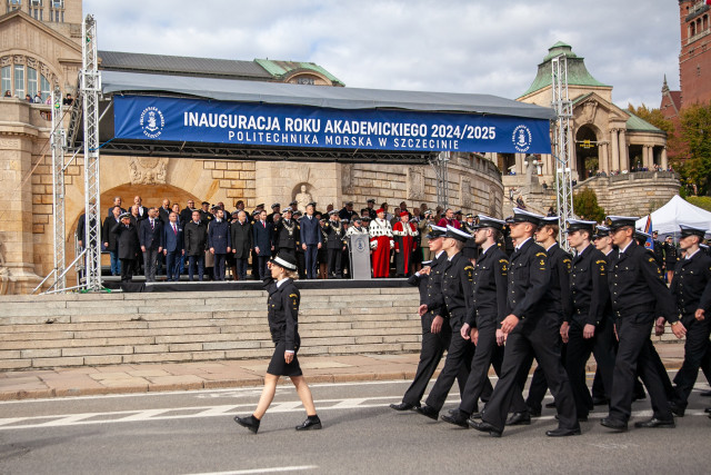 Studenci pierwszego roku Politechniki Morskiej w Szczecinie defilują przed trybuną honorową na uroczystości inauguracji roku akademickiego 2024/25 