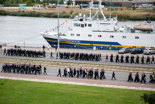 Studenci pierwszego roku Politechniki Morskiej w Szczecinie schodzą na miejsce uroczystości inauguracji roku akademickiego