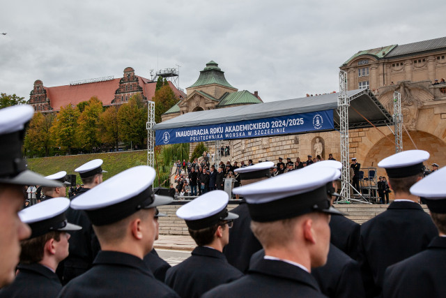 Studenci Politechniki Morskiej podczas inauguracji roku akademickiego u podnóża Wałów Chrobrego w Szczecinie