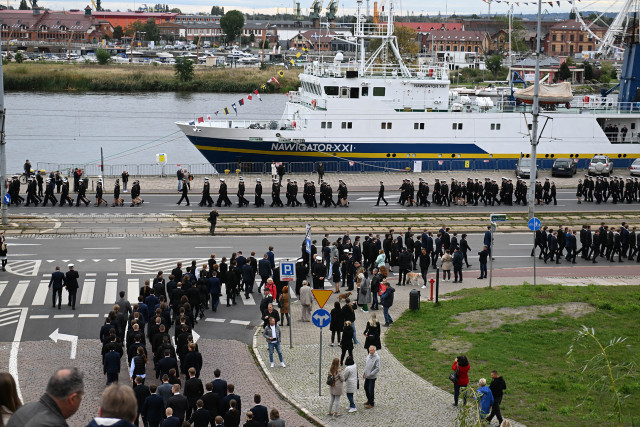 The first-year students descend towards the main opening ceremony location at the river Oder bank where m/s Nawigator stands