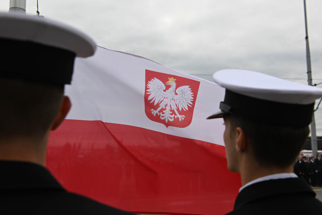 Studenci PM podczas podnoszenia bandery