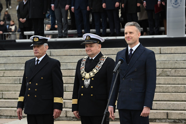Dowódcza uroczystości Dariusz Stachowiak, Rektor PM Wojciech Ślączka i Sekretarz Stanu Arkadiusz Marchewka podczas inauguracji roku akademickiego 2024/25