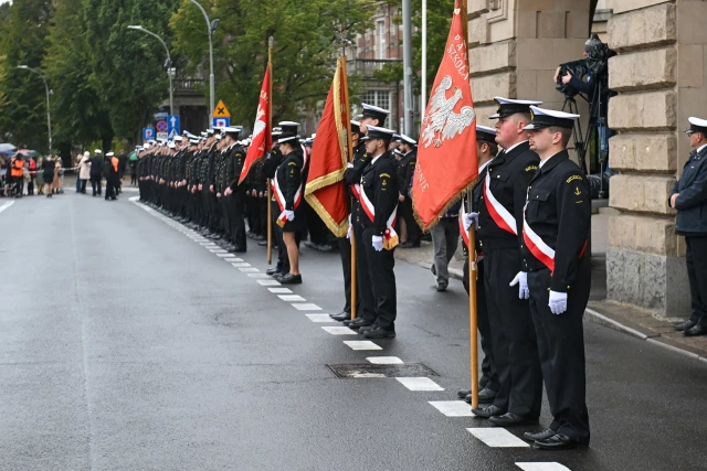 Poczty sztandarowe podczas uroczystej inauguracji roku akademickiego na Politechnice Morskiej w Szczecinie