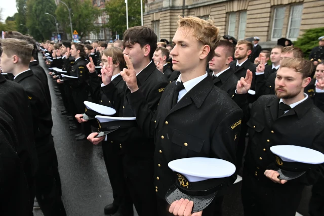 Studenci pierwszego roku w mundurach składają ślubowanie podczas uroczystej inauguracji roku akademickiego na Politechnice Morskiej w Szczecinie