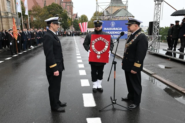 Rektor PM Wojciech Ślączka prezentuje łańcuch dziekański Dziekanowi WGOŚ Witoldowi Kazimierskiemu