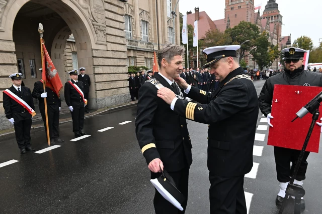Rektor PM Wojciech Ślączka zakłałda łańcuch dziekański Dziekanowi WGOŚ Witoldowi Kazimierskiemu