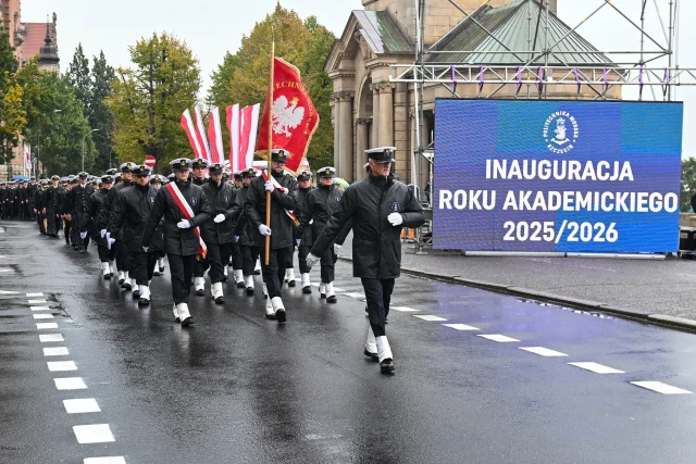 Kompania Honorowa Politechniki Morskiej w Szczecinie defiluje podczas uroczystości inauguracji roku akademickiego na PM