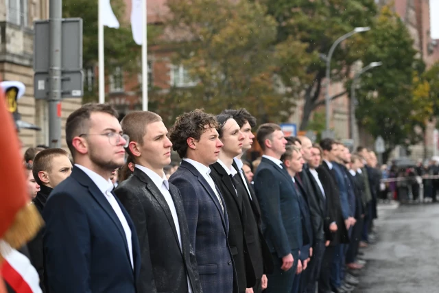 Niemundurowi studenci pierwszego roku  podczas uroczystej inauguracji roku akademickiego na Politechnice Morskiej w Szczecinie