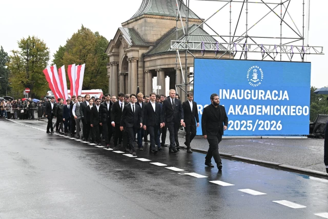 Niemundurowi studenci pierwszego rokudefilują podczas uroczystej inauguracji roku akademickiego na Politechnice Morskiej w Szczecinie