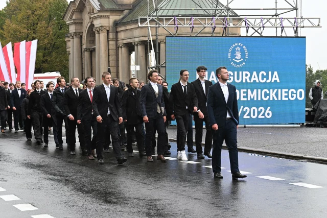 Niemundurowi studenci pierwszego rokudefilują podczas uroczystej inauguracji roku akademickiego na Politechnice Morskiej w Szczecinie