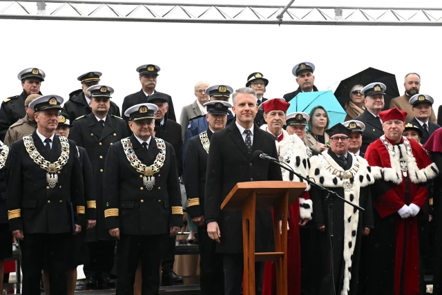 Wiceminister Arkadiusz Marchewka przemawia podczas uroczystej inauguracji roku akademickiego na Politechnice Morskiej w Szczecinie