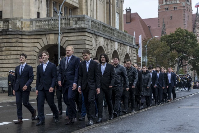 Niemundurowi studenci pierwszego roku maszerują podczas uroczystej inauguracji roku akademickiego na Politechnice Morskiej w Szczecinie